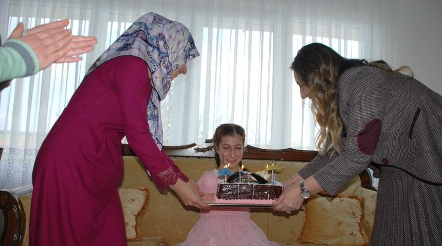 Protokol eşlerinden engelli &ccedil;ocuğa doğum g&uuml;n&uuml; s&uuml;rprizi