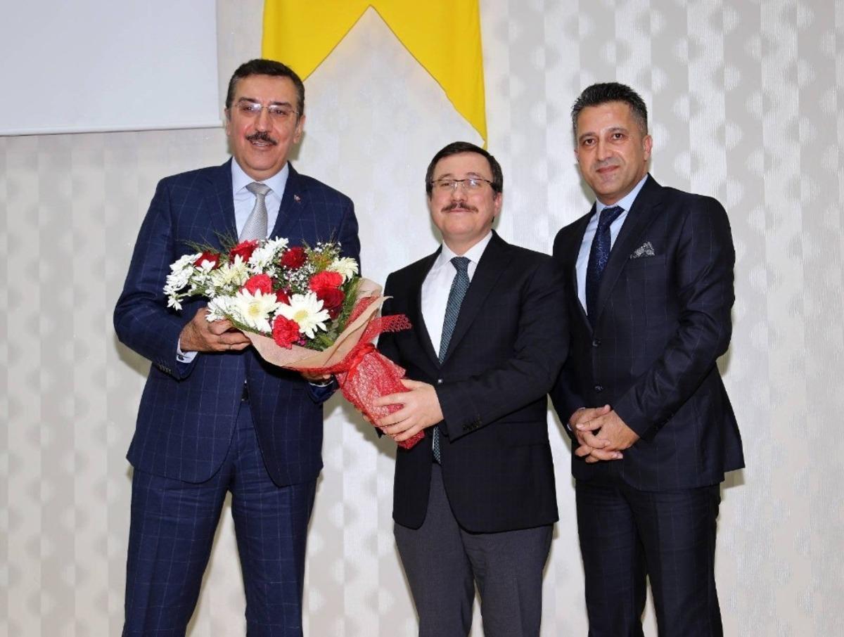 Eski Bakan T&uuml;fenkci "Bir Devlet adamının başarı hikayesi&rdquo; paneline katıldı