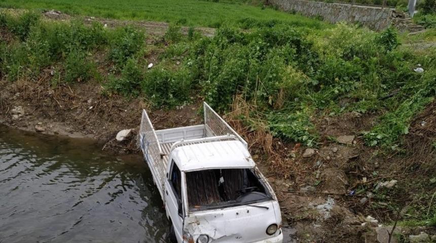 Yoldan &ccedil;ıkan kamyonet kanala u&ccedil;tu