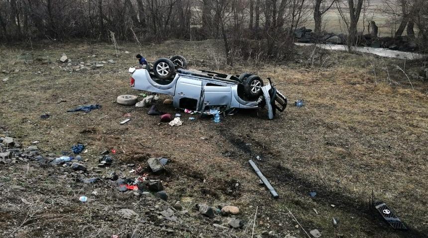 G&uuml;m&uuml;şhane&rsquo;de trafik kazası: 1 &ouml;l&uuml;, 4 yaralı