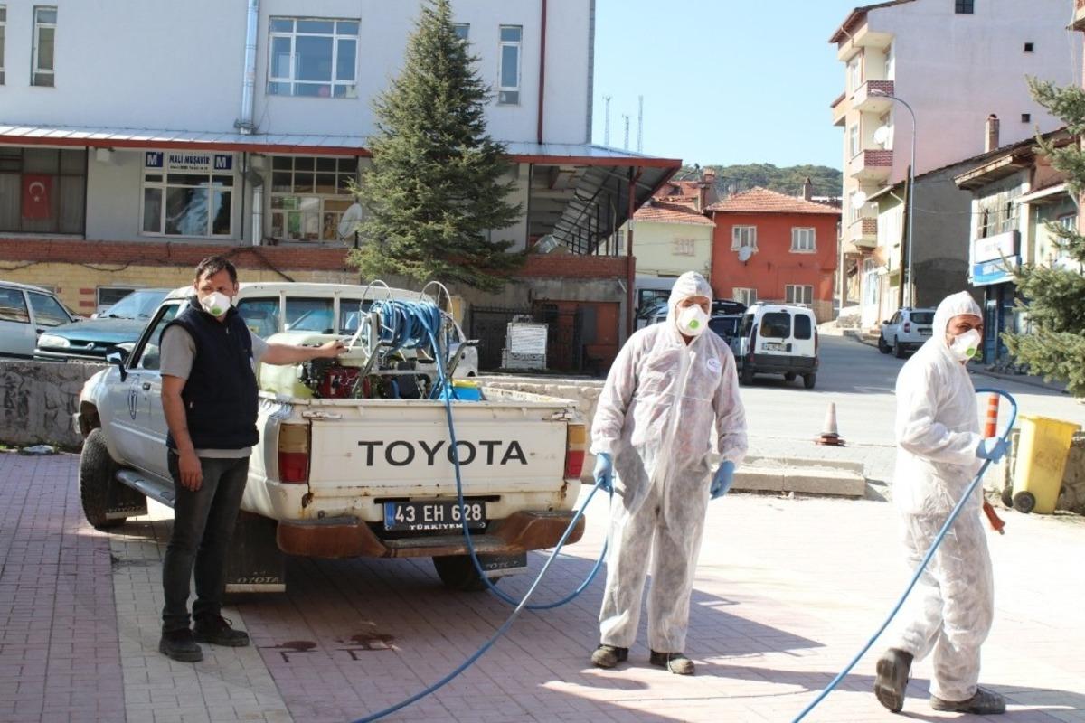 Belediye ekipleri her noktayı ila&ccedil;lıyor