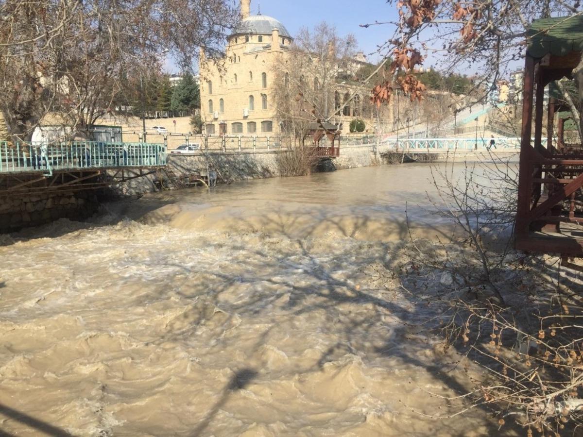Tohma &Ccedil;ayı &ccedil;amur akıyor
