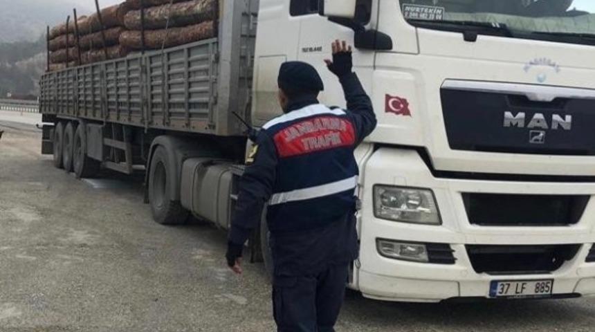 Jandarma ekiplerinden y&uuml;k taşıyan ara&ccedil;lara &ouml;zel denetim