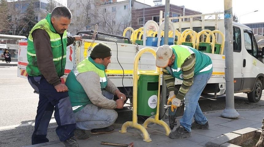 Adıyaman&rsquo;da eskiyen &ccedil;&ouml;p kovalarını yeniliyor