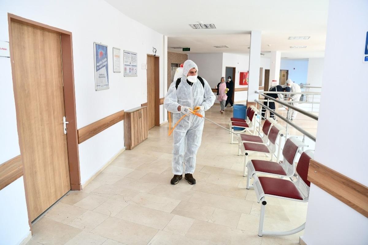 &Ccedil;ayırova&rsquo;da dezenfekte &ccedil;alışmaları devam ediyor