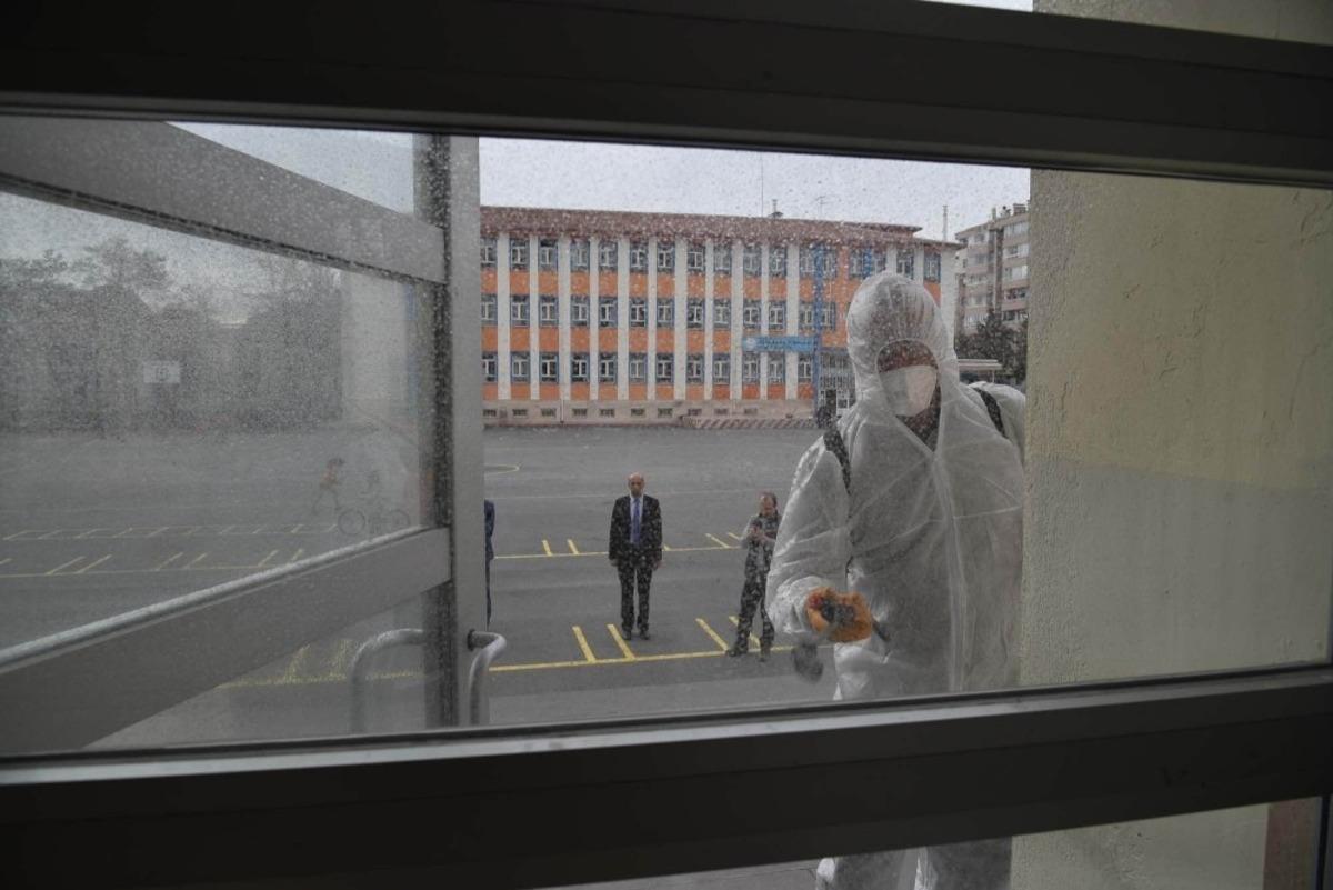 Sel&ccedil;uklu&rsquo;da koronavir&uuml;sle m&uuml;cadele mesaisi devam ediyor