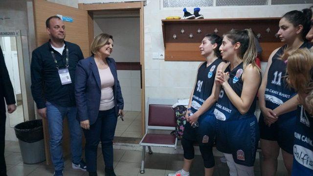 Samsunlu kadın basketçilerden Başkan Hürriyet’e büyük ilgi