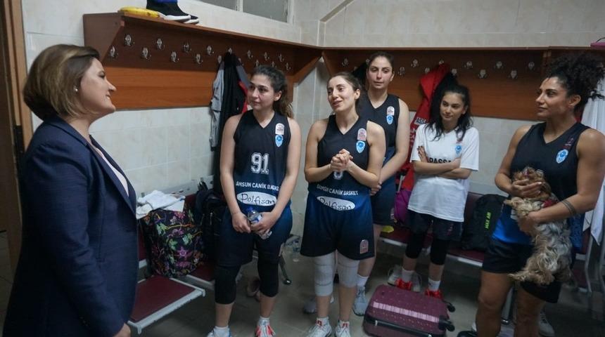 Samsunlu kadın basket&ccedil;ilerden Başkan H&uuml;rriyet&rsquo;e b&uuml;y&uuml;k ilgi