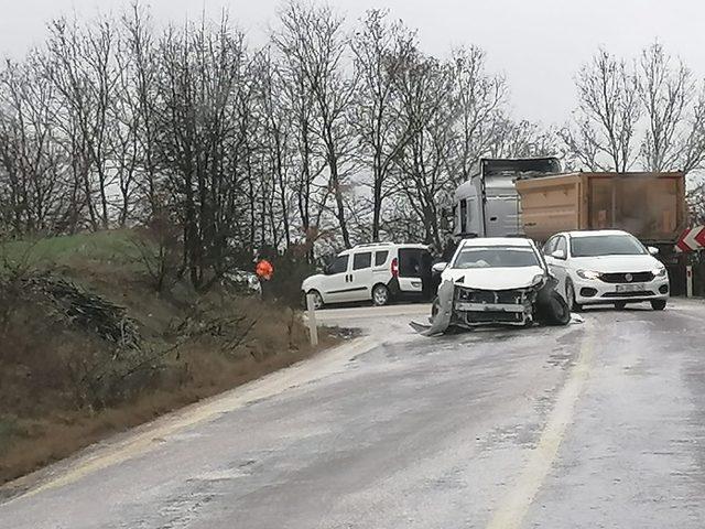 Otomobil ile kamyon kafa kafaya çarpıştı; 1 kişi yaralandı