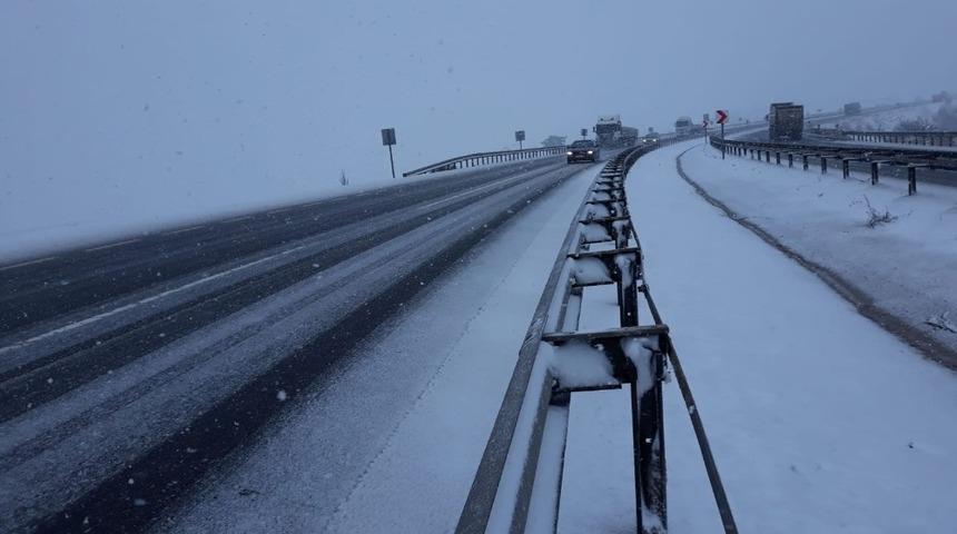 İstanbul&rsquo;u Karadeniz&rsquo;e bağlayan noktada kar yağışı etkili oluyor!