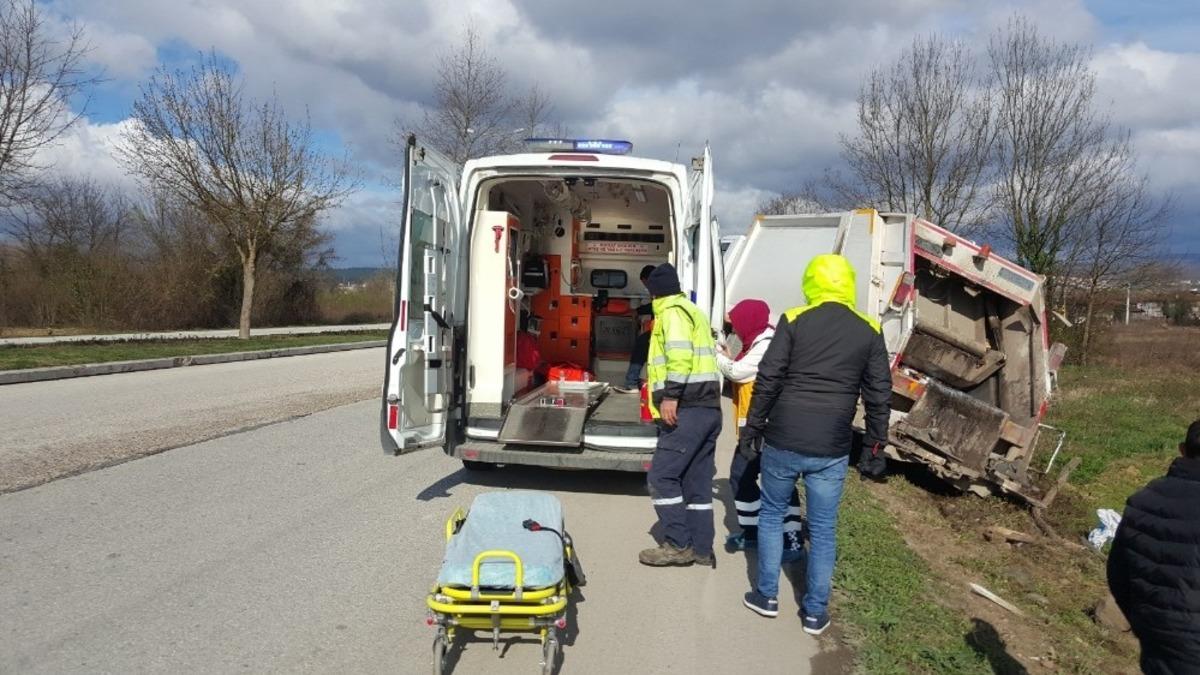 D&uuml;zce&rsquo;de &ccedil;&ouml;p kamyonu yoldan &ccedil;ıktı: 3 yaralı