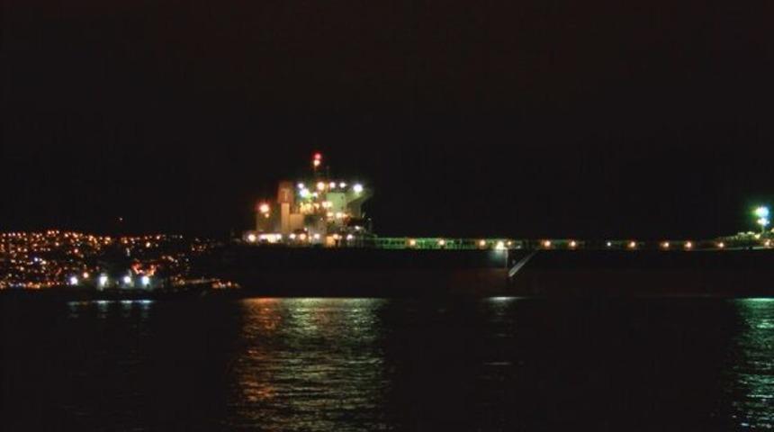 İstanbul Boğazı'nda bir geminin d&uuml;meni kilitlendi, ekipler alarma ge&ccedil;ti