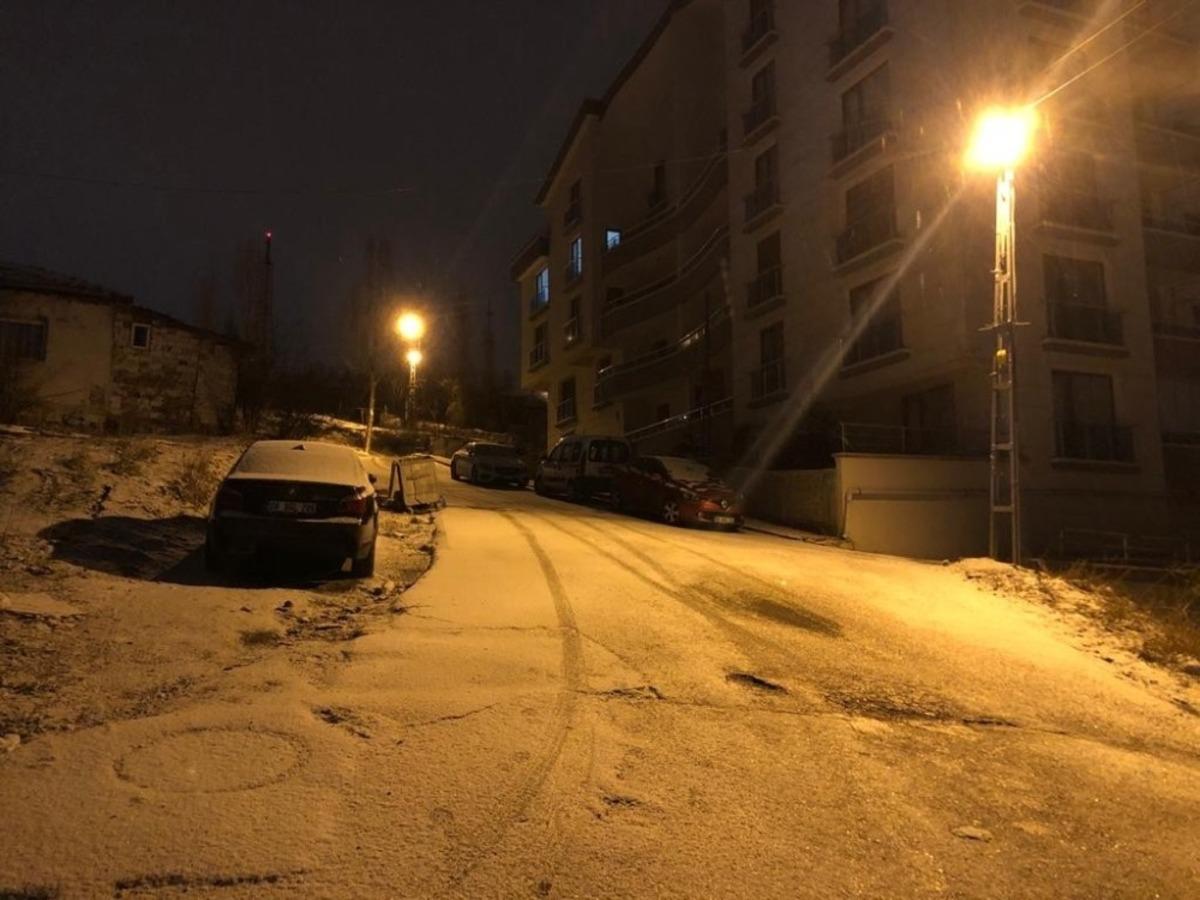 Ankara'da Mart ayında s&uuml;rpriz g&ouml;r&uuml;nt&uuml;! Her yer beyaza b&uuml;r&uuml;nd&uuml;