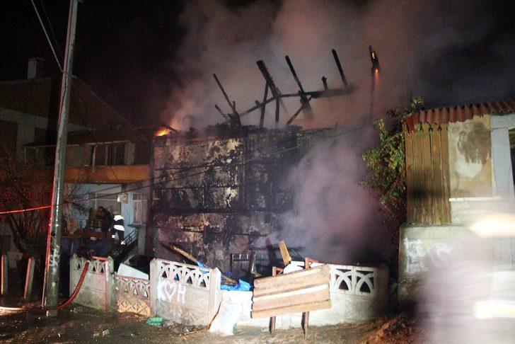 Bolu'da yangın! İtfaiyecinin kitap hassasiyeti G2