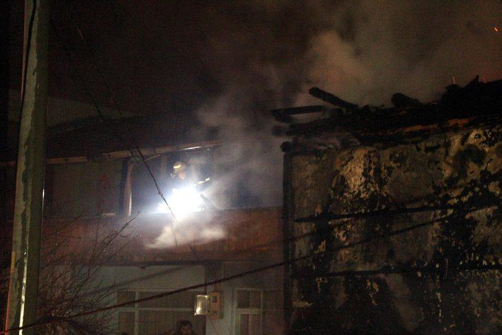 Bolu'da yangın! İtfaiyecinin kitap hassasiyeti G3