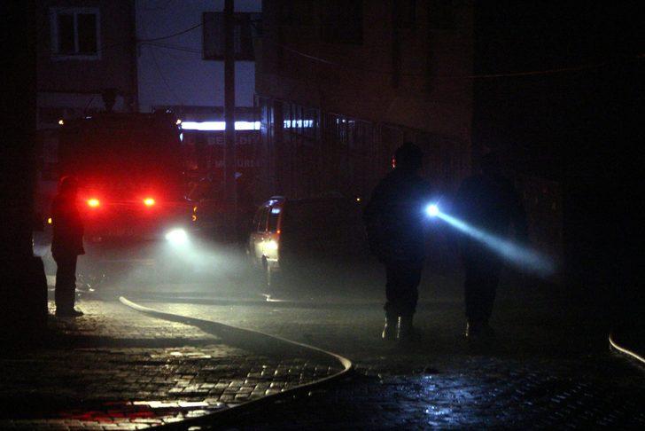 Bolu'da yangın! İtfaiyecinin kitap hassasiyeti G4