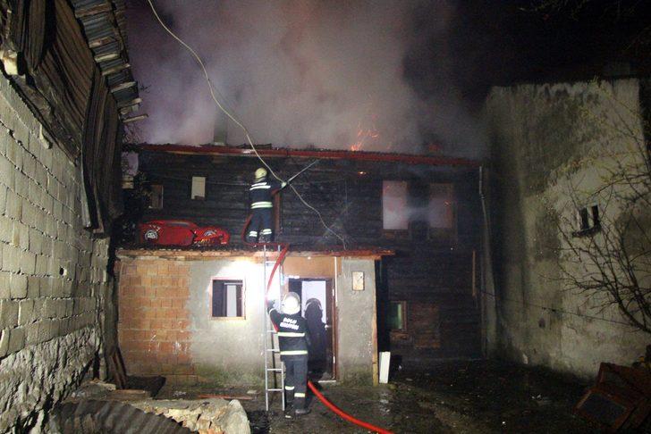 Bolu'da yangın! İtfaiyecinin kitap hassasiyeti G5