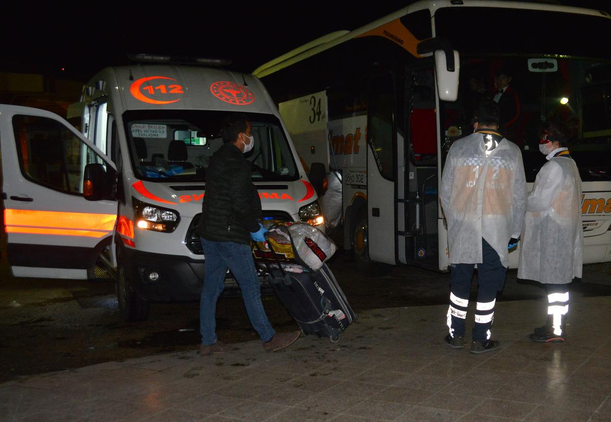 Adana'da koronavir&uuml;s alarmı! Otob&uuml;sten indirilip karantinaya alındılar