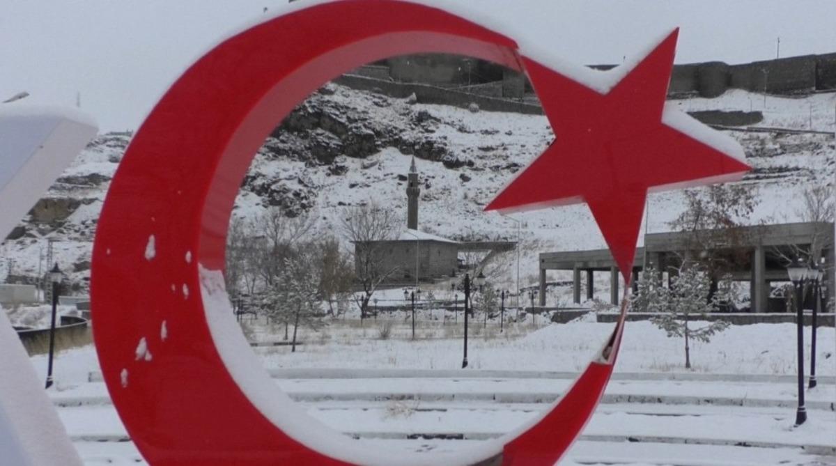 Kars&rsquo;a baharda kar yağdı
