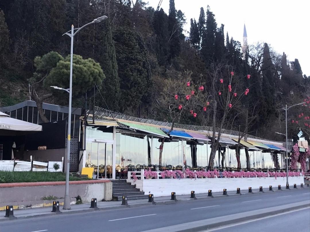 Koronavir&uuml;s kafelere kepenk kapattırdı! İstanbul sahilleri bomboş kaldı