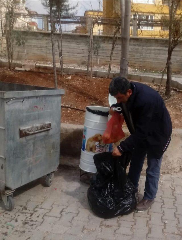 Bayat ekmekler sokak hayvanlarını besledi