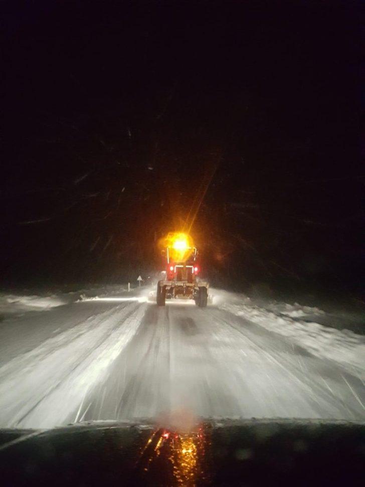 Kırşehir’de, kar yağışı etkisi ile kapanan köy yolları açıldı G3