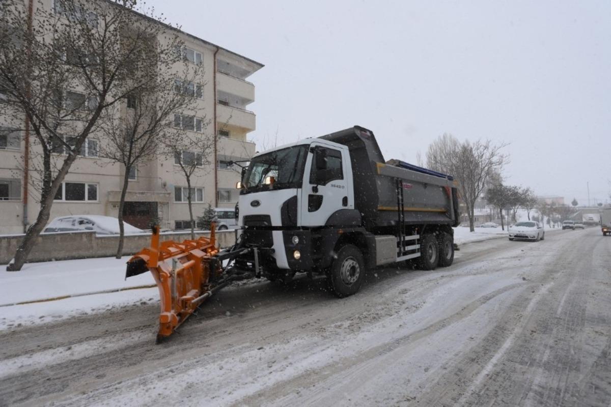 Belediye ekipleri karla m&uuml;cadele &ccedil;alışmalarını s&uuml;rd&uuml;r&uuml;yor