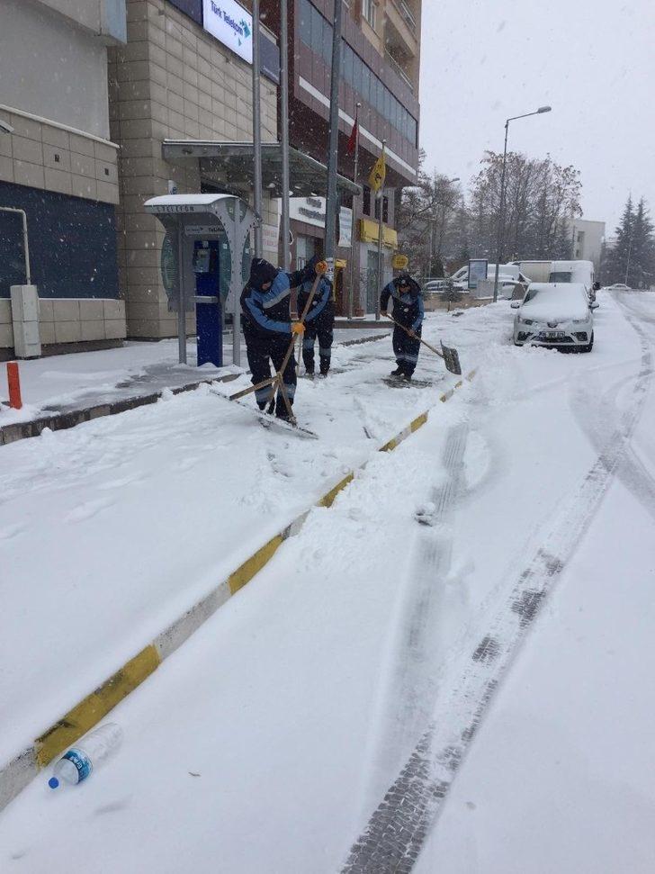 Belediye ekipleri karla mücadele çalışmalarını sürdürüyor G3