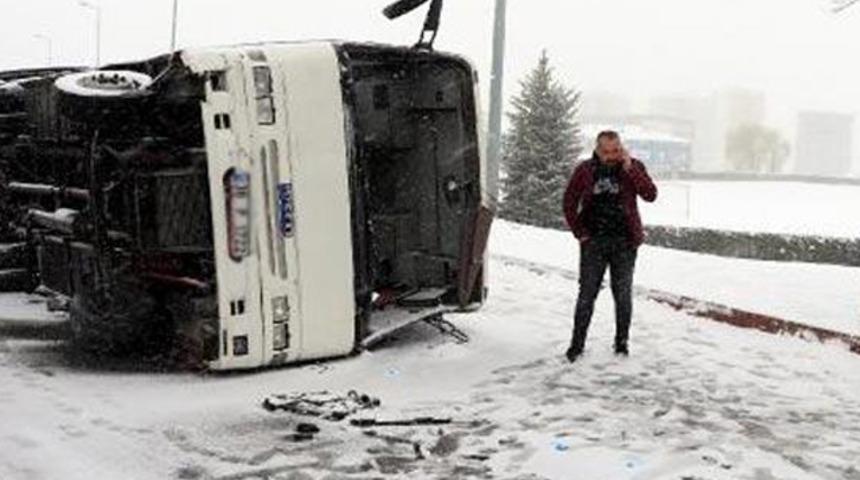 Kayseri'de iş&ccedil;i servisi kaza yaptı! 21 yaralı