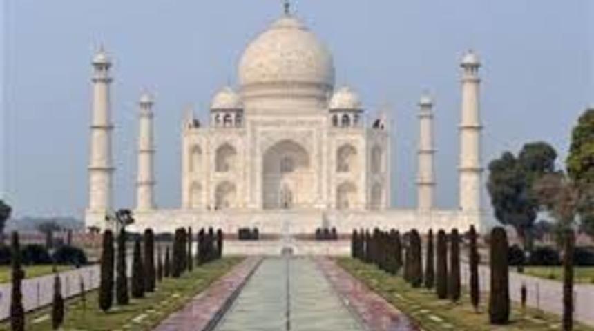 Koronavir&uuml;s nedeniyle Tac Mahal ziyarete kapatıldı