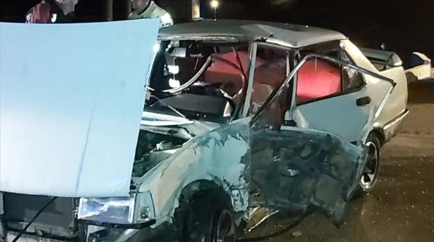 Aydınlatma direğine çarpan otomobilin sürücüsü öldü