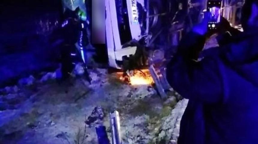 Kırşehir’de yolcu otobüsü yan yattı: 13 yaralı