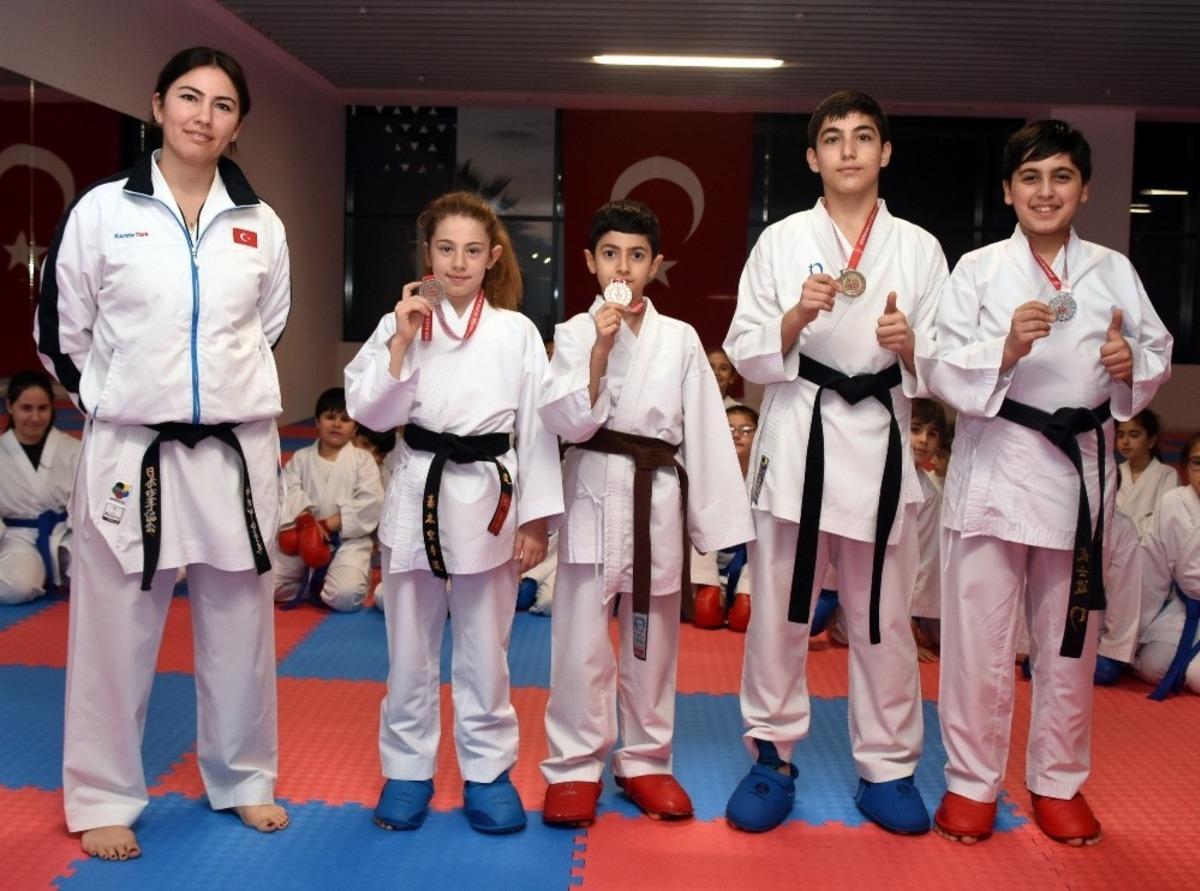Aliağalı gen&ccedil; karatecilerden b&uuml;y&uuml;k başarı