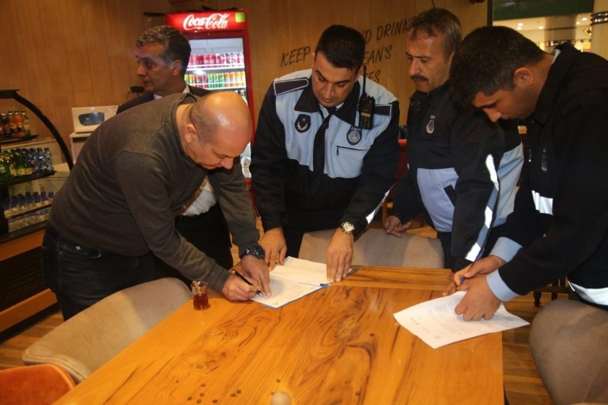 Elazığ&rsquo;da ekipler, korona vir&uuml;s&uuml;ne karşı işletmeleri bilgilendirdi