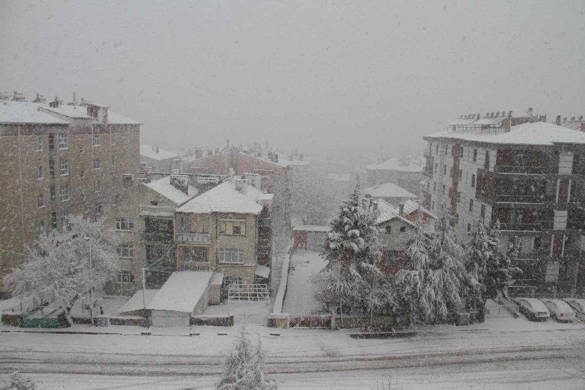Beyşehir&rsquo;de kar yağışı il&ccedil;eyi beyaza b&uuml;r&uuml;d&uuml;