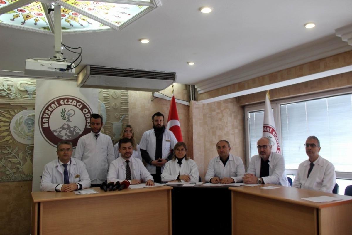 Eczacılar Odası Başkanı Akın: "Maske, dezenfektan, eldiven gibi malzemelerin fahiş fiyatlandırılmasında eczacılarımızın hi&ccedil;bir sorumluluğu yoktur"