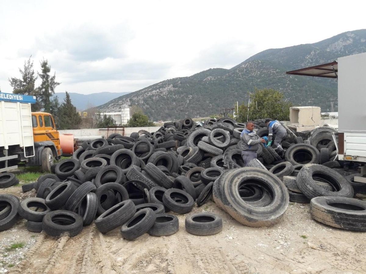 Finike&rsquo;de atık lastikler geri d&ouml;n&uuml;ş&uuml;me kazandırıldı
