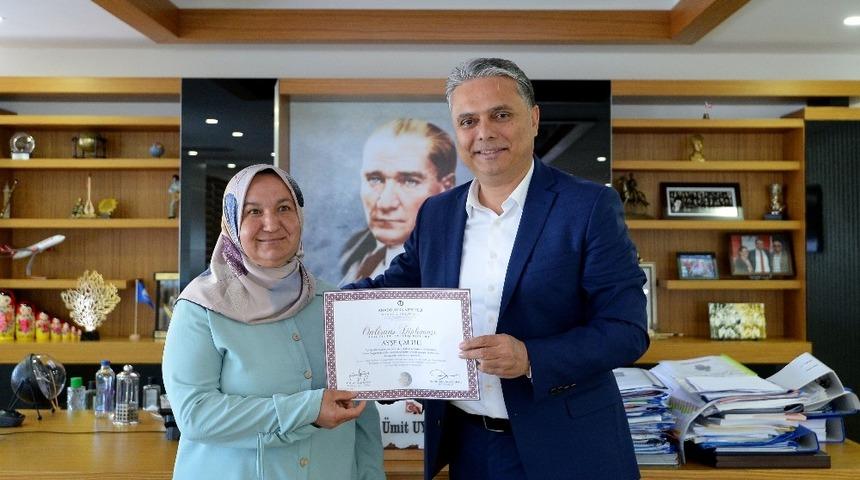 46 yaşında 4 &ccedil;ocuk bakarak &uuml;niversiteden mezun oldu