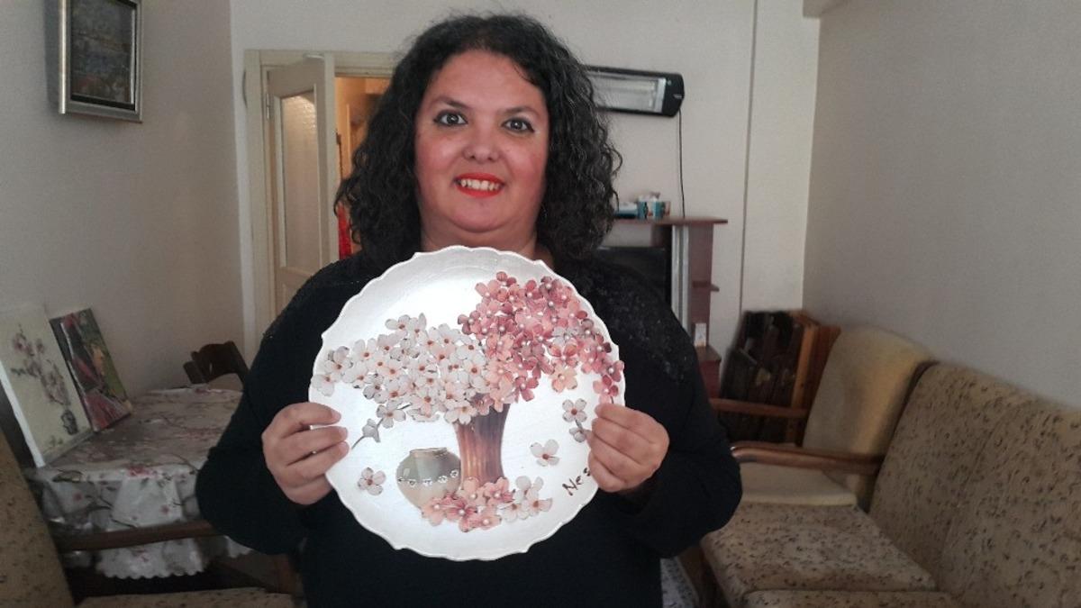 Eskişehirli sanat&ccedil;ının atık k&acirc;ğıtlardan, deriden, tuval bezinden &lsquo;R&ouml;lyef&rsquo; &ccedil;alışması