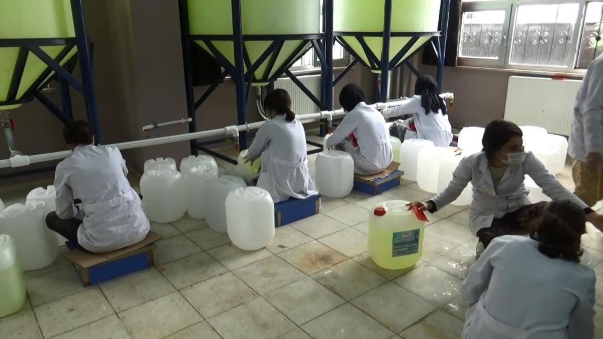 Diyarbakır&rsquo;da &ouml;ğrenciler korona vir&uuml;s nedeni ile dezenfektan &uuml;retimini iki katına &ccedil;ıkardı