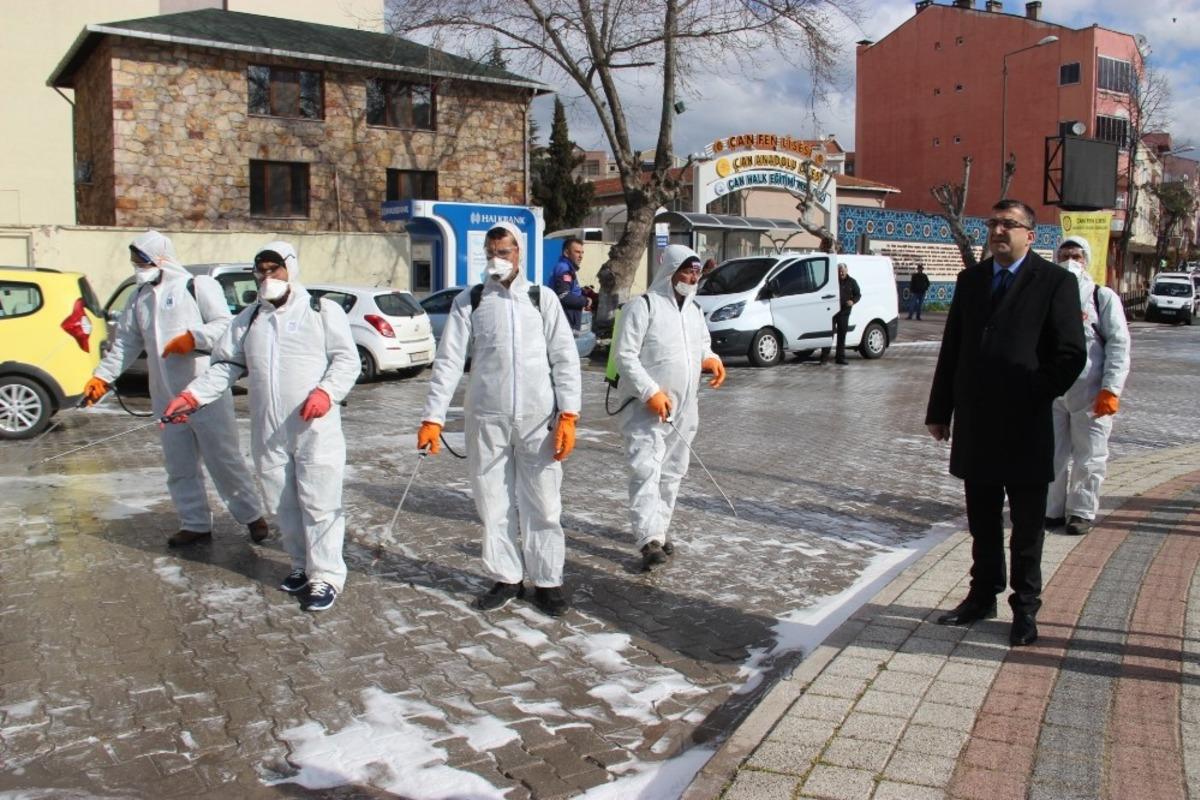 &Ccedil;an&rsquo;da yollar korona vir&uuml;se karşı deterjanlı su ile yıkanarak ila&ccedil;landı