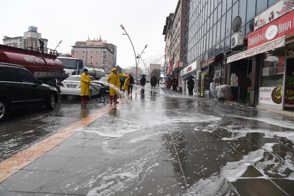 Muş&rsquo;taki cadde ve kaldırımlar k&ouml;p&uuml;kl&uuml; ve tazyikli suyla yıkanıyor