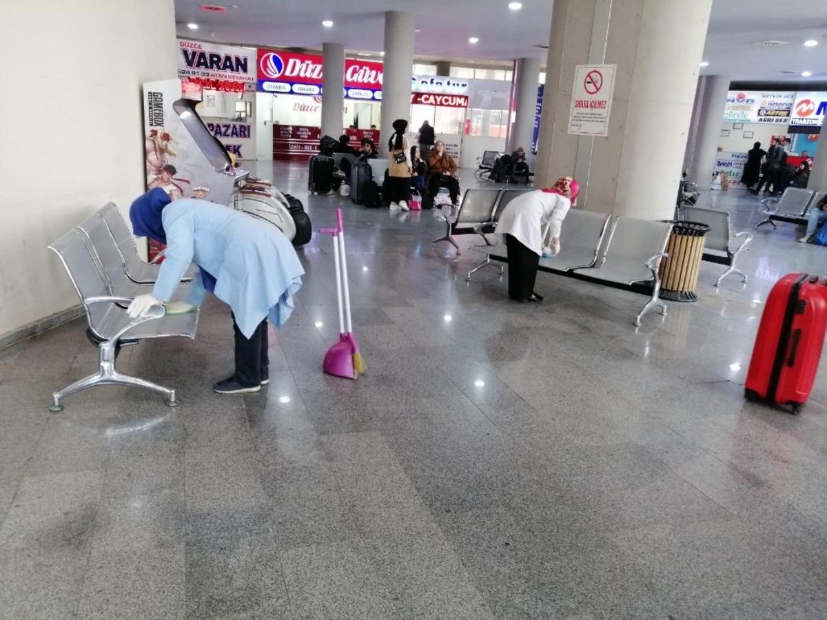 D&uuml;zce Belediyesi ekipleri &ccedil;alışmalarını s&uuml;rd&uuml;r&uuml;yor