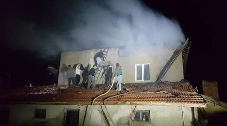 Gediz’in Göynükören köyünde çatı yangını