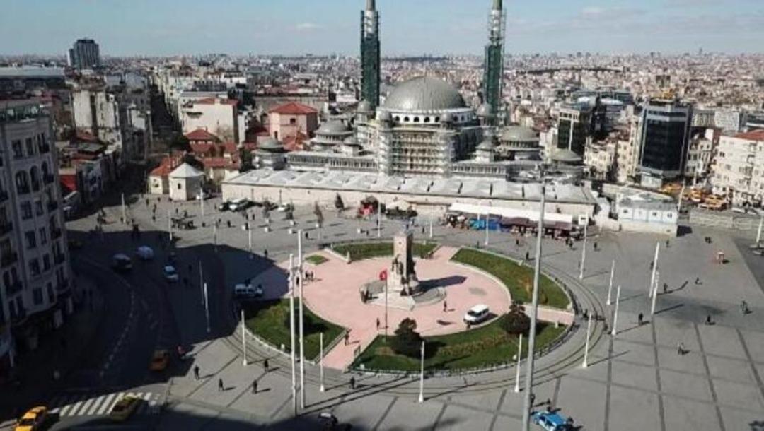 Koronavir&uuml;s tedbirleri sonrası en kalabalık meydanlar boş kaldı