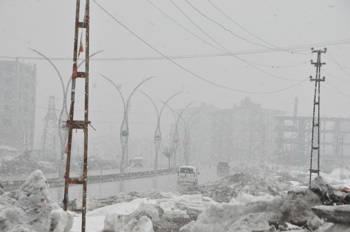 Y&uuml;ksekova&rsquo;da kar yağışı