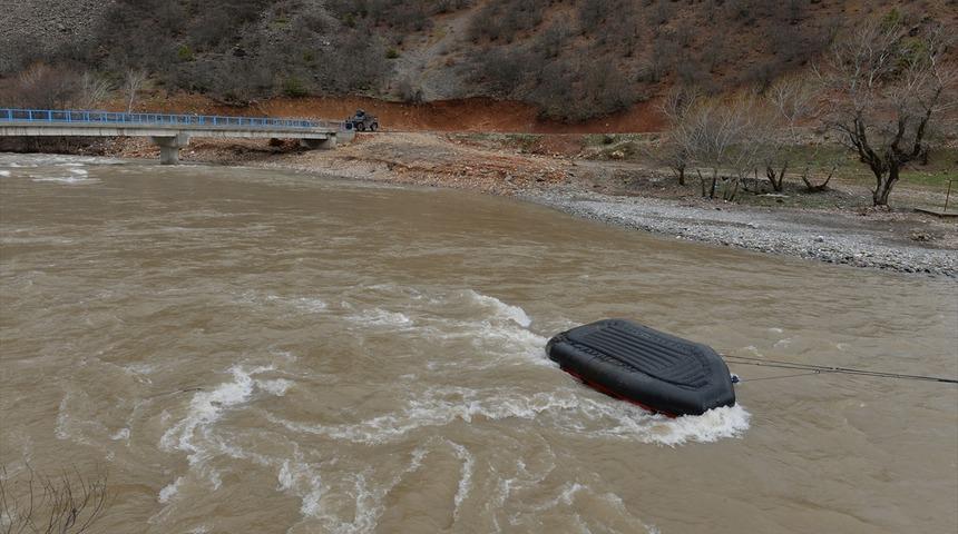 Munzur Nehri'nde jandarma timinin botu devrildi! Bir asker akıntıda kayboldu