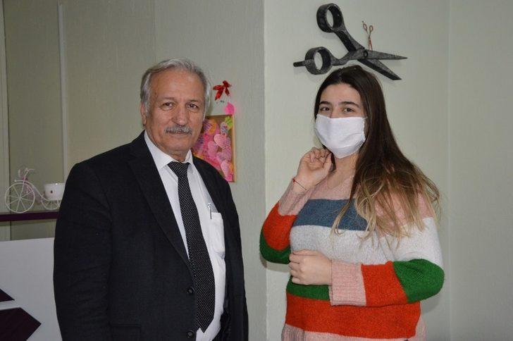 Manisalı berber ve kuaförlere maske dağıtıldı G1