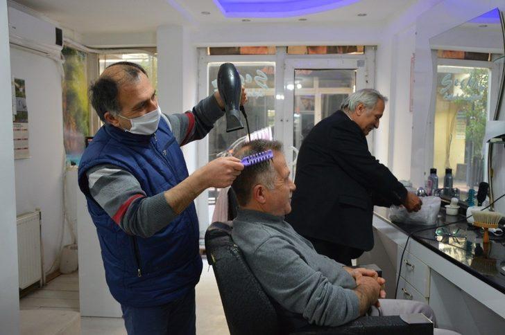 Manisalı berber ve kuaförlere maske dağıtıldı G2