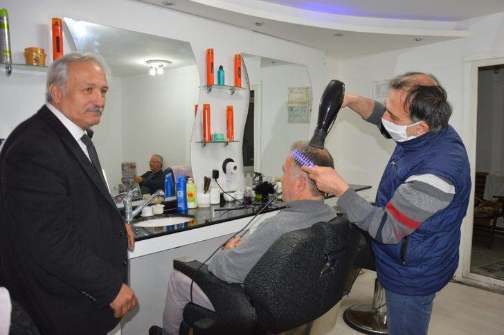 Manisalı berber ve kuaförlere maske dağıtıldı G3